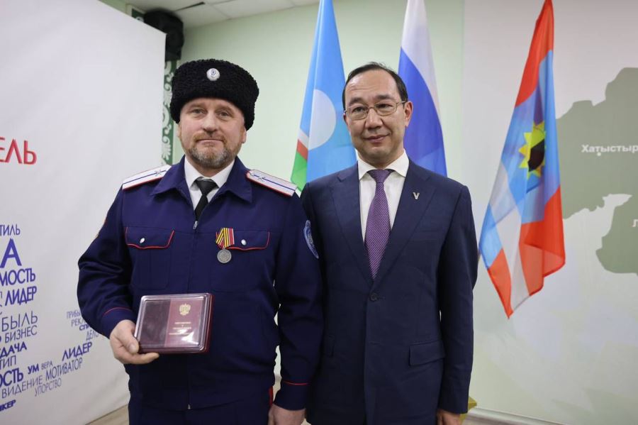 Айсен Николаев вручил алданцу Сергею Каргину медаль «За храбрость» II степени