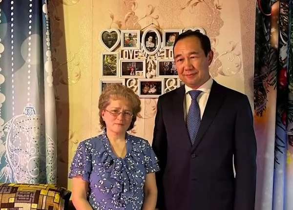 Мать двоих участников СВО посетил глава Якутии в оленекском селе Харыялах