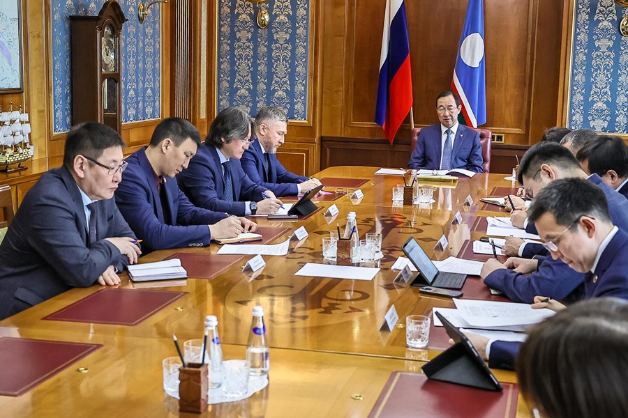 Айсен Николаев провел планерное совещание с руководством Правительства и Администрации Якутии
