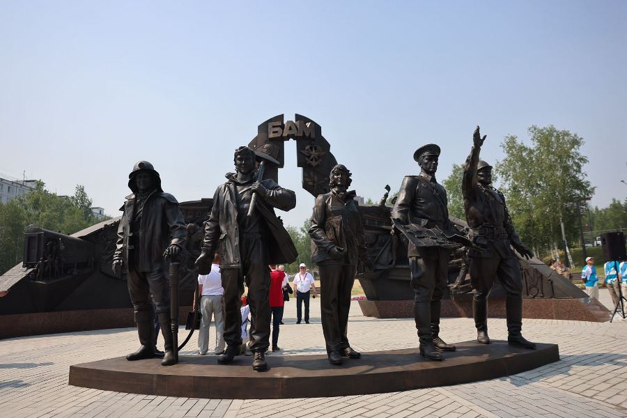 Глава Якутии принял участие в открытии памятника строителям БАМа в Тынде
